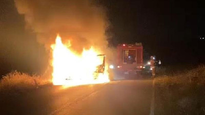 Arnavutköy’de servis aracı alev alev yandı