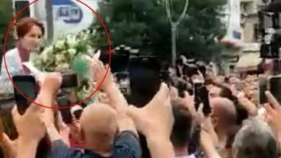 Müfettiş, "Konjonktür böyle, çiçeği diğer tarafa verecektin" demiş. Akşener’e çiçek verdiği için sürülen öğretmen konuştu