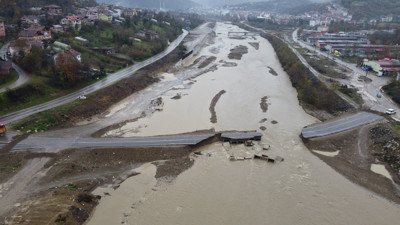 Bartın’da çöken köprünün yerine yapılmıştı. Irmağı kapatan yol yine çöktü