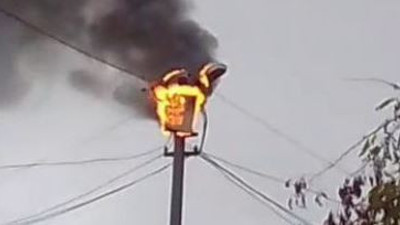 Siirt’te elektrik direği yandı