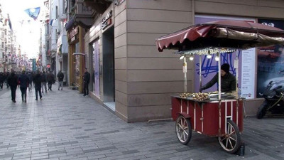 İstiklal Caddesi’ndeki simitçi ve kestaneci tezgahları sokak aralarına çekildi