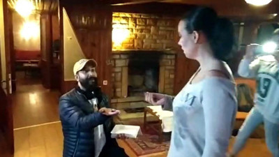 Sette sürpriz evlilik teklifi yaptı. Filmin bir sahnesini çekmek için çağırdı