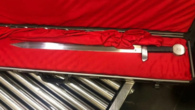 Kanada Milli Takımı'nın valizinden kılıç çıktı