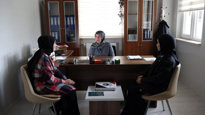 Görme engelli Nezaket öğretmen öğrencilerine yol gösteriyor