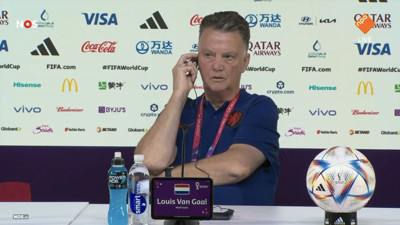 Van Gaal Senegalli gazeteciye bakın ne yaptı. Herkes şaşkına döndü
