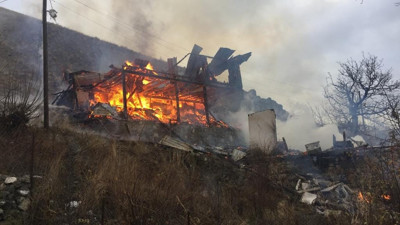 Köyde çıkan yangında iki ev alev alev yandı