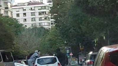 Akan trafikte otomobilin çatısına asıldılar. Biri bu gençlere 'dur' desin