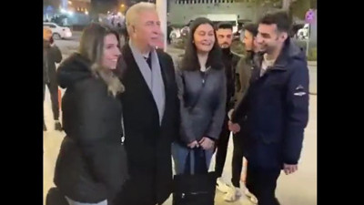 Mansur Yavaş'tan gülümseten jest. Gençler utanıp yanına gelemeyince