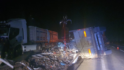 Kontrolden çıkan hurda yüklü TIR devrildi