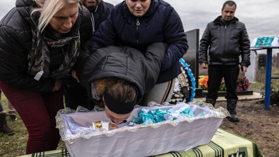 Rusya'nın saldırısında ölen iki günlük bebek toprağa verildi