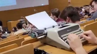 Laptopu yasaklayan profesörü daktilo ile pişman etti