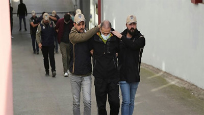 FETÖ operasyonunda 10 kişi tutuklandı. Eski polis, aranan kişilerin yurt dışına kaçırılmasını organize ettiği ortaya çıktı