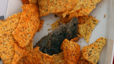Ünlü marketten aldıkları cips paketinden fare çıktı. Doğum günleri zehir oldu