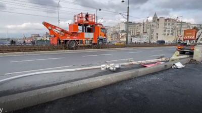Tramvay kullanacaklar dikkat! Kabataş-Bağcılar tramvay hattında aydınlatma direği devrildi