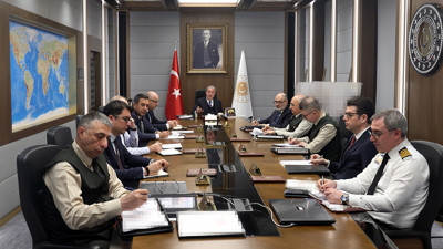 Bakan Akar, TSK komuta kademesi ve birlik komutanlarıyla videokonferansla görüştü