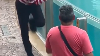 Günün en çok izlenen görüntüsü: Telefon şakası. Türkiye'de yapsaydı dayağı yerdi