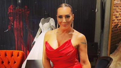 Yıllar sonra sahneye çıkan Asena, dans performansıyla hayran bıraktı