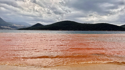 Kaş’ta denizin rengi kahverengiye dönüştü! İşte nedeni…