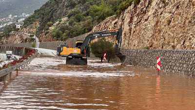 Antalya Kaş'ta yağış hayatı olumsuz etkiledi