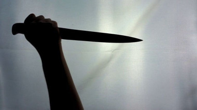 Yengesini bıçaklayıp üçüncü kattan atladı