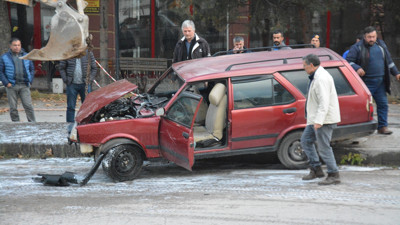 Giresun'da otomobil aydınlatma direğine çarptı: 4 kişi yaralandı