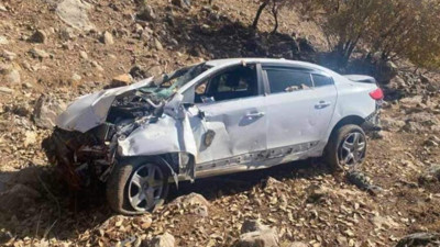 Baba ile oğlu hurdaya dönen araçtan sağ çıktı