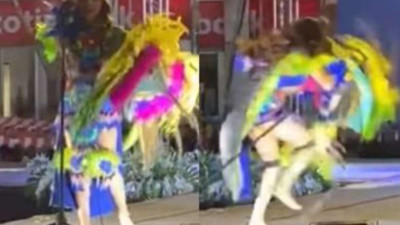 Podyumda mankeni elektrik çarptı. Elini mikrofona attığı gibi çarpıldı