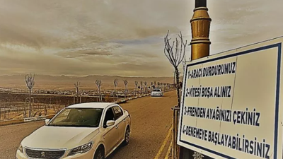 Bu gizemli yola giren neye uğradığını şaşırıyor. Her şey ayağı frenden çekince oluyor