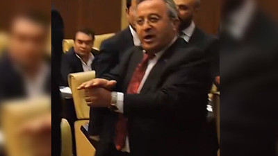 AKP'li üye mecliste ayıp el hareketi yaptı