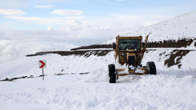 Muş'ta kar nedeniyle kapanan köy yolu ekiplerin çalışmasıyla açıldı