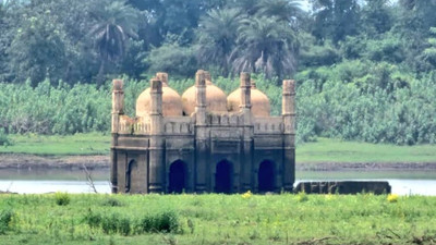Sular çekilince cami gün yüzüne çıktı