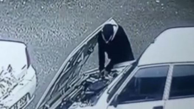 Aracın kaputunu açtı aküyü çaldı