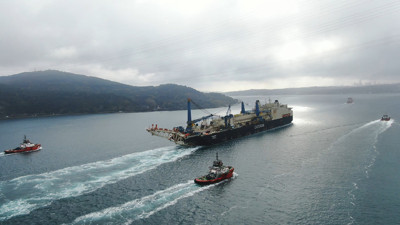 Boğaz kapatıldı! Dev gemi geçiyor, tam 325 metre