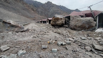 Dev kayalar yeni yerleşim yerindeki evlerin üzerine düştü