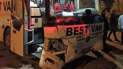 Yolcu otobüsüyle çarpışan otomobildeki komiser yardımcısı yaşamını yitirdi, oğlu yaralandı