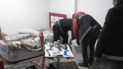 Kapılar kırıldı tuvalet deliğinde uyuşturucu bulundu