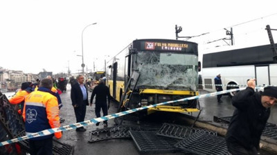 Belediye otobüsü köprüde balık tutanlara çarptı. Yaralılar var