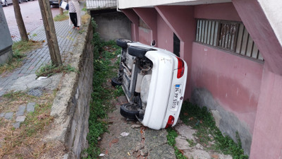 Aracını park ederken apartman boşluğuna düştü: 1 yaralı