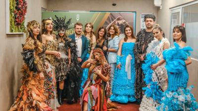 Hastanede atık giysilerden defile düzelendi