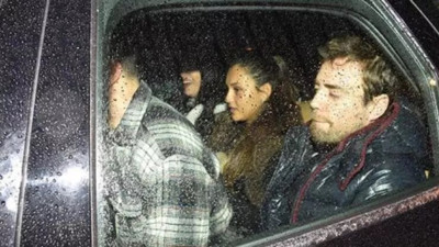 Arkadaşı Murat Dalkılıç'ın kucağına oturdu! Araba dolmuşa döndü