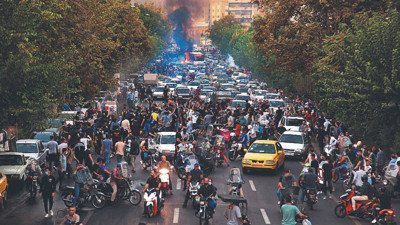 İran'da Mahsa Amini eylemleri sürerken İran Başsavcısı'ndan başörtüsü açıklaması