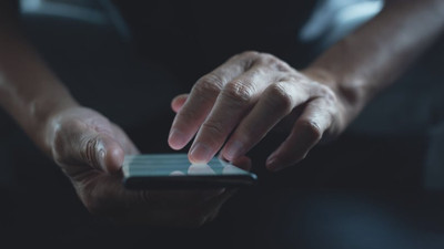 Tuvalette cep telefonu kullanmanın sağlığa büyük zararları. Uzmanlar açıkladı