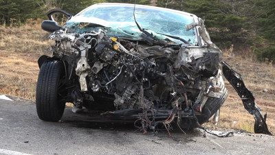 Kamyonet ile otomobil kafa kafaya çarpıştı