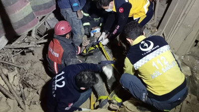 Evinin çatısı başına yıkıldı