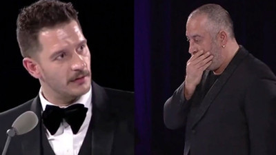 Uraz Kaygılaroğlu görüntülerin devamını dikkat çeken bir notla paylaştı. Sahnede Cem Yılmaz'ı terslemişti