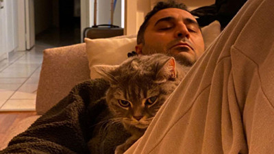 Onur Buldu eşinden gelen yoruma iltifatta bulundu. Kedisiyle olan fotoğrafını paylaştı