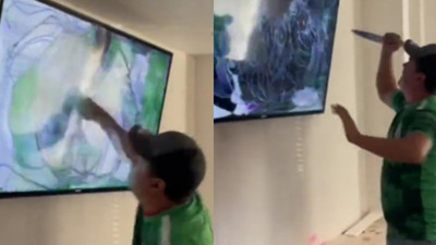 Ülkesi elenince televizyonu bıçakladı