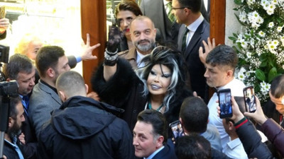 Bülent Ersoy'u Ordu'da siyasi parti lideri gibi karşıladılar