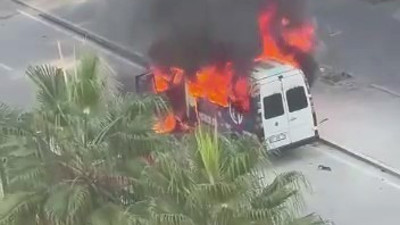 Adana'da minibüs alevlere teslim oldu