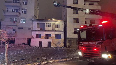 İtfaiyenin uyarılarına rağmen yanan binayı terk etmediler